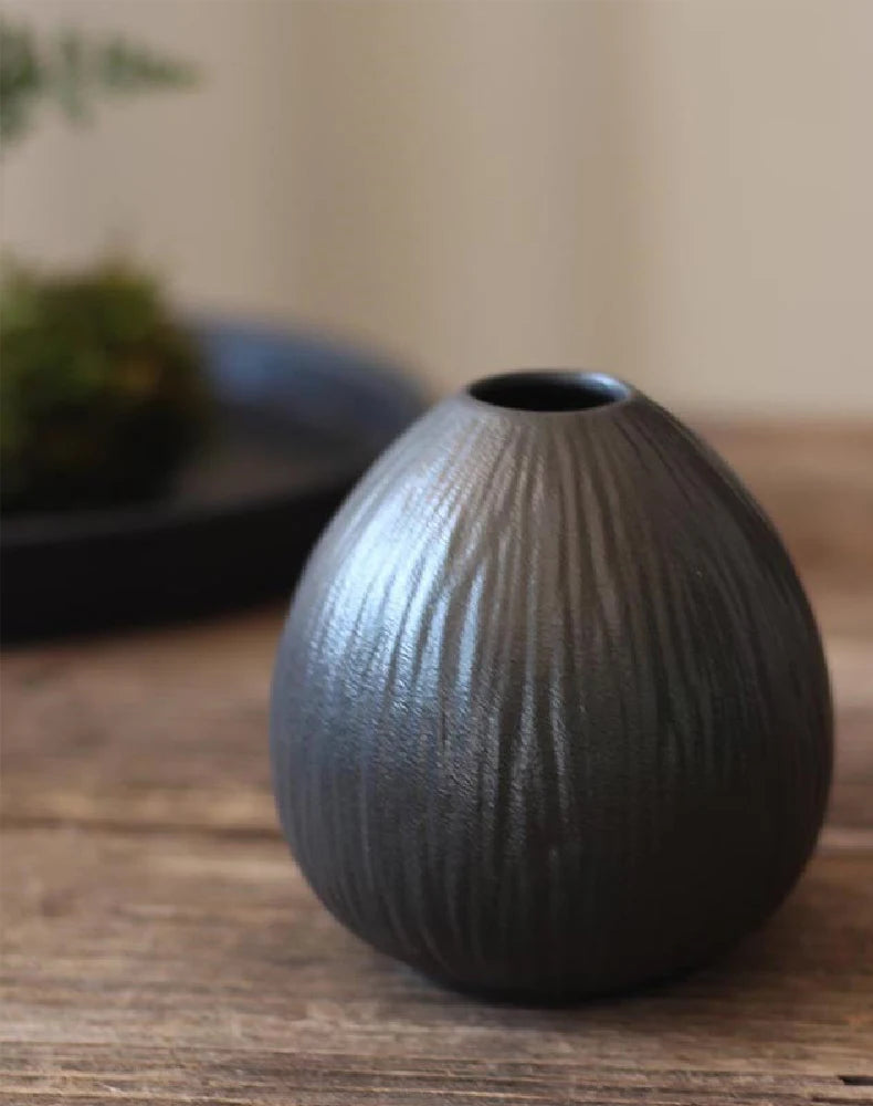 Minimalist Ceramic Bud Vase — Small Decorative Table Vase