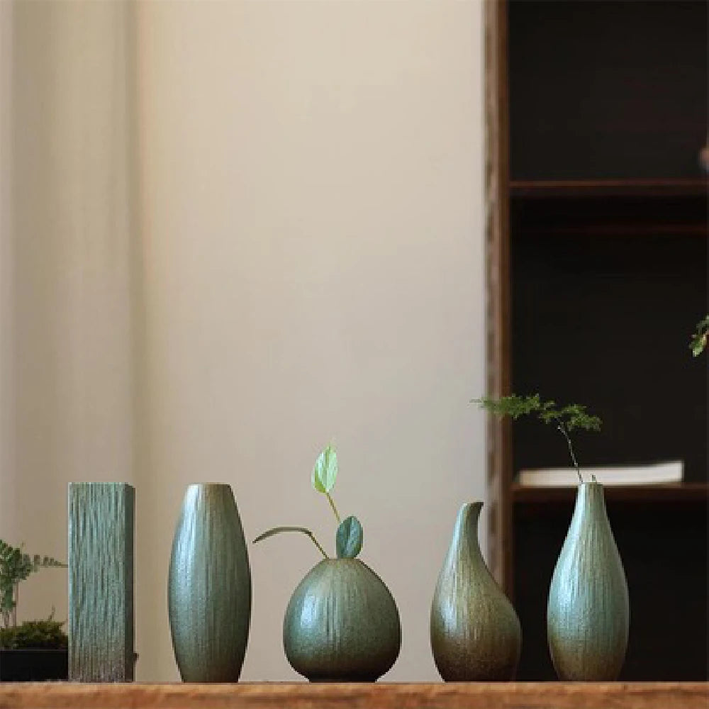 Minimalist Ceramic Bud Vase — Small Decorative Table Vase